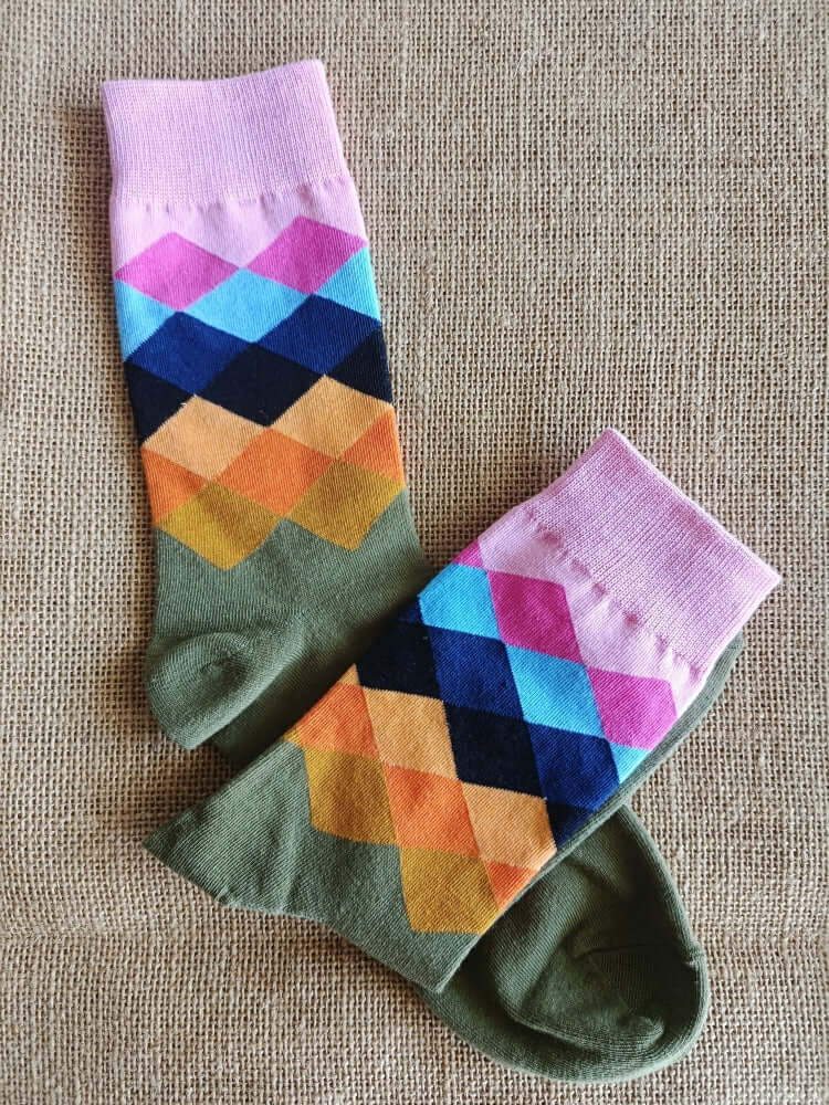 Chaussettes à motif argyle coloré avec des teintes de rose, bleu et orange, incarnant l’art du détail.