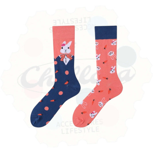 Chaussettes fantaisie dépareillées motif lapin blanc et petites carottes sur fond bleu marine et rose – style kawaii et ludique.