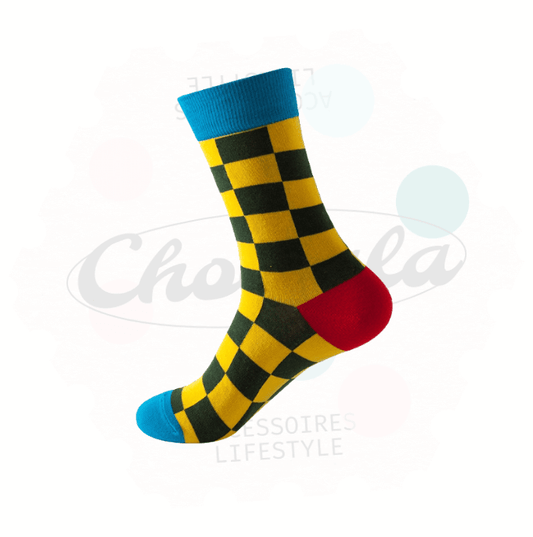 Chaussettes fantaisie damier en jaune et noir avec accents rouges et bleus pour un style audacieux et élégant.