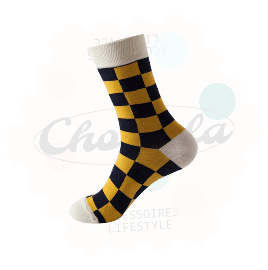 Chaussettes fantaisie damier jaune et noir pour un style audacieux et élégant.